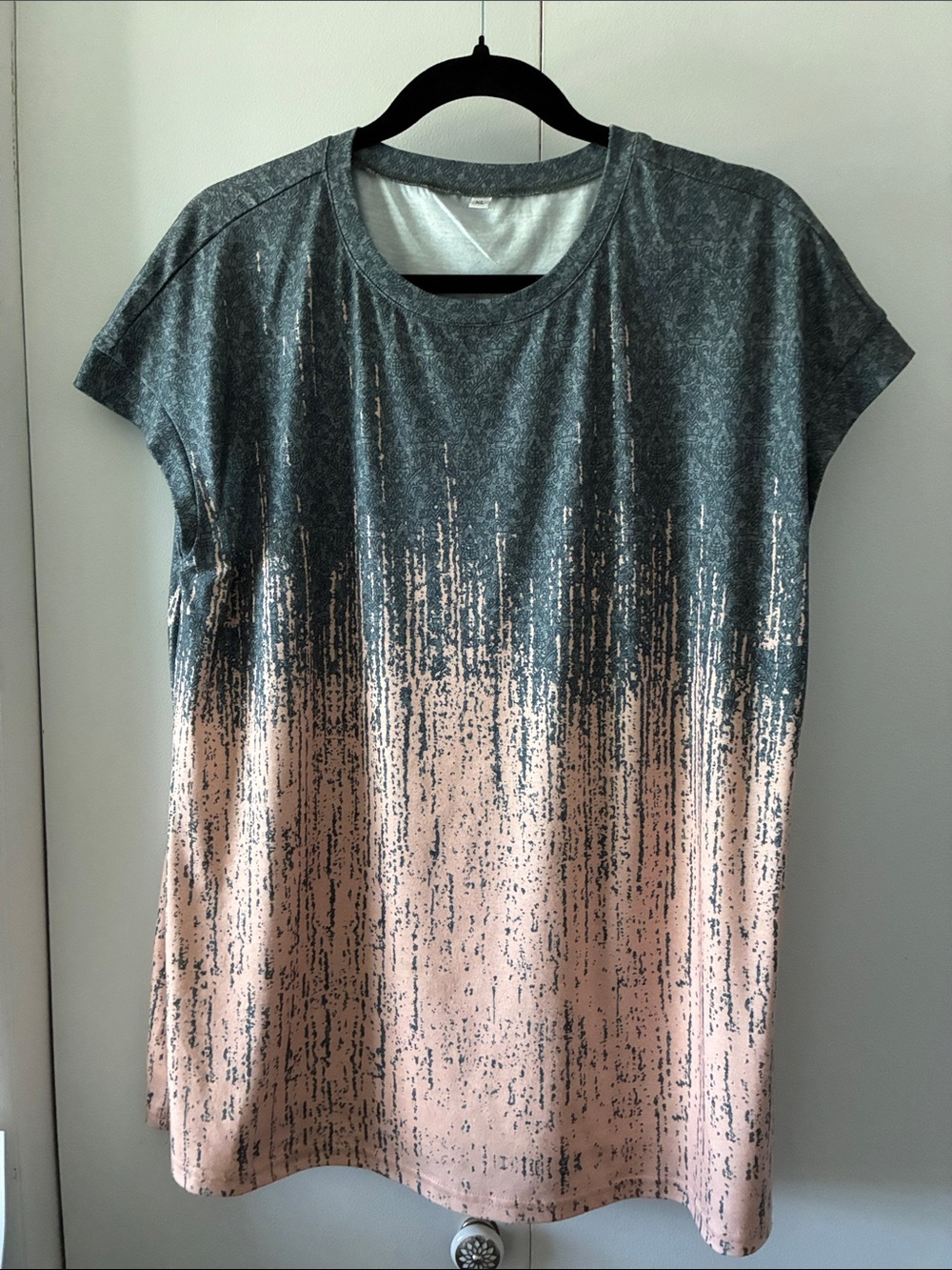 Women's Short Sleeve Ombre Tee in Gray and Blush Pink